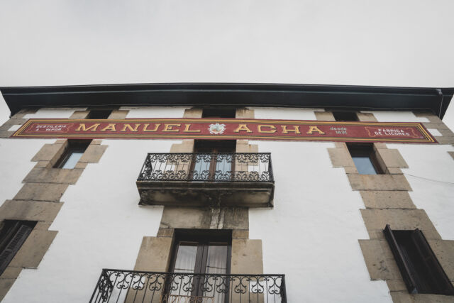 L’élaboration de la gamme unique Ets.Lapurdi est le fruit d’une belle collaboration avec la distillerie historique Manuel Acha, la plus ancienne du Pays Basque, située à Amurrio dans la province d’Araba. Une distillerie familiale fondée en 1831 avec un savoir-faire précieux transmis sur cinq générations. 
.
The creation of the unique Ets.Lapurdi spirits range is the result of a strong collaboration with the historic Manuel Acha distillery, the oldest in the Basque Country, located in Amurrio in the province of Araba. A family distillery founded in 1831 with a precious know-how passed down through five generations.
