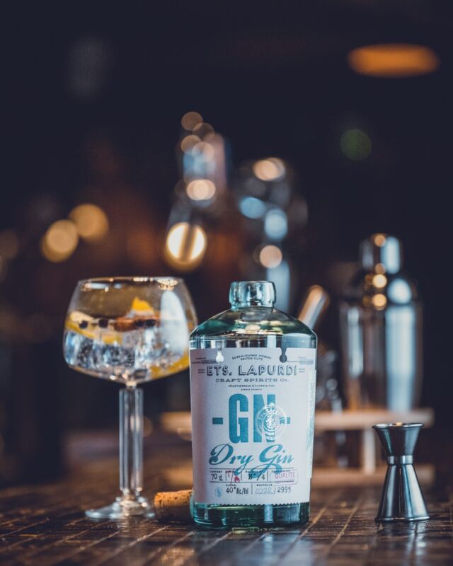 Connaissez-vous le GIN de ETS.Lapurdi ? ✨
Découvrez notre Gin dans le pur esprit des london dry gin, distillé au Pays Basque à base de 10 botaniques naturels : genièvre, coriandre, cardamone, cannelle, menthe poivrée, zeste de citron, zeste d’orange, thym, angélique et pamplemousse rouge.