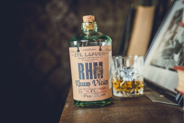 𝗥𝗛𝗨𝗠 𝗩𝗜𝗘𝗨𝗫 𝗥𝗛𝗠 𝟯𝟴° 𝗘𝗧𝗦｡𝗟𝗔𝗣𝗨𝗥𝗗𝗜✨

~Rhum de mélasse blend des Caraïbes (Nicaragua, Barbades, Trinidad) de 3 ans d’âge vieilli en barrique ibérique et française en Araba.

ROBE : Une belle couleur ambrée obscure.
BOUCHE : Attaque sucrée naturelle et soyeuse, mâche expressive et savoureuse, final intense épicé.
NEZ : Notes de piment, cannelle et café, aromatique cacao, vanille fumée, final sucré.

____________________________________

ETS.LAPURDI, sélectionneurs d'alcools fins.
"Nous avons sillonné les mers du globe afin de découvrir, d’explorer, de capter l’alchimie d’un moment, d’une culture, d’un savoir-faire."

Euskaldunek hobeki egiten dute - C’est profondément ancré dans l’histoire du peuple basque, c’est devenu une idée fixe : le
bon produit pour le bon moment.