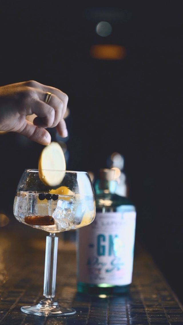 LE BON PRODUIT AU BON MOMENT 🍸✨
Explorez les notes aromatiques et les textures uniques de nos spiritueux, à servir et déguster en bonne compagnie.