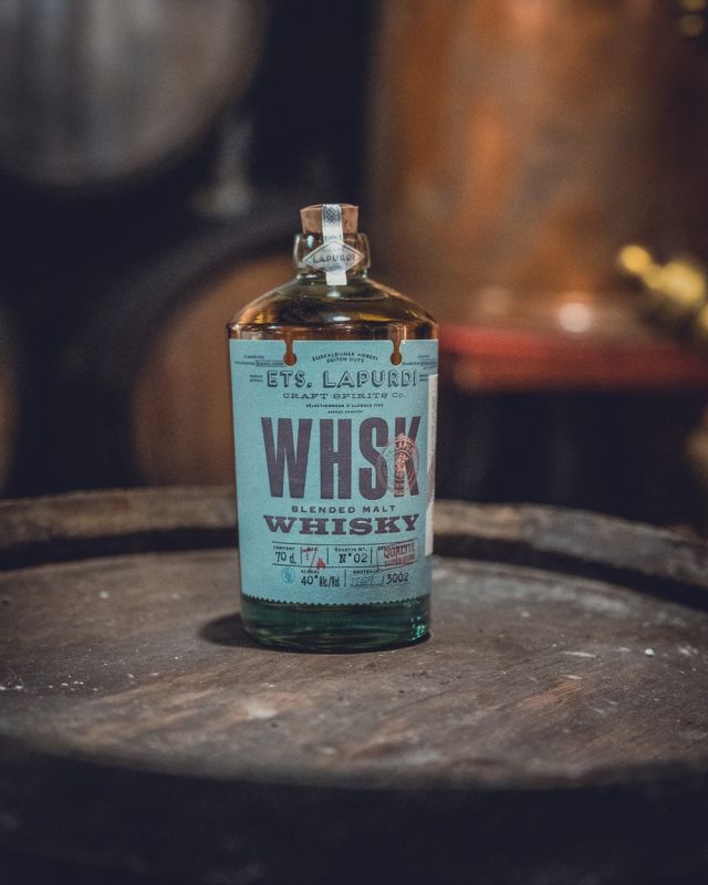Connaissez-vous notre étonnant 𝗕𝗹𝗲𝗻𝗱𝗲𝗱 𝗠𝗮𝗹𝘁 𝗪𝗵𝗶𝘀𝗸𝘆 𝗘𝗧𝗦.𝗟𝗔𝗣𝗨𝗥𝗗𝗜 ?✨

C'est un Whisky blend aux céréales de 3 ans d’âge, vieilli en barrique de chêne de Navarre, composé d’un blend de malt whisky.

ROBE : une belle couleur ambrée intense

BOUCHE : attaque fraîche - goût malté - doux et élégant - goût fumé et bruyères

NEZ : notes de vanille - fond céréale - notes de pain - notes citronnées, herbacées et épicées

🛒 Notre whisky est disponible dans les magasins au Pays Basque, Béarn et Sud des Landes ainsi que sur la boutique en ligne @edaridrinks 

ETS.LAPURDI, les spiritueux artisanaux produits au Pays Basque.

 #etslapurdi #spiritueuxbasques #spiritueuxartisanaux