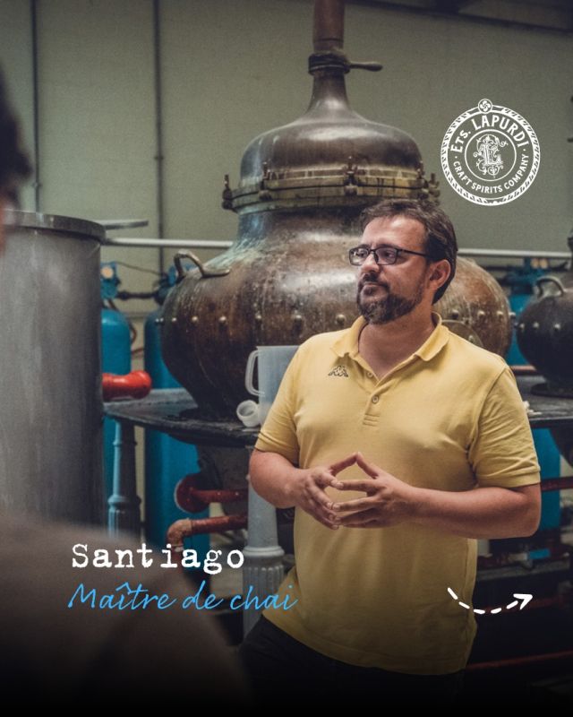 Santiago, maître de chai de la distillerie Acha, entreprise familiale (la plus ancienne entreprise active du Pays Basque) fondée en 1831 à Amurrio. C’est avec lui, que nous avons imaginé nos spiritueux artisanaux ETS. Lapurdi : Whisky, Rhum & Gin.

L’abus d’alcool est dangereux pour la santé, à consommer avec modération.
~

Santiagok likoreak ekoizten ditu Acha destilategian, 1831n Amurrion sortu zen familia-enpresan (Euskal Herriko negoziorik zaharrena). Berekin gure paregabeko ETS. Lapurdi artisau likoreak asmatu ditugu: Whisky, Rum & Gin.

Alkoholaren gehiegizko kontsumoak osasunari kalte egiten dio, neurriz edan ezazu.
